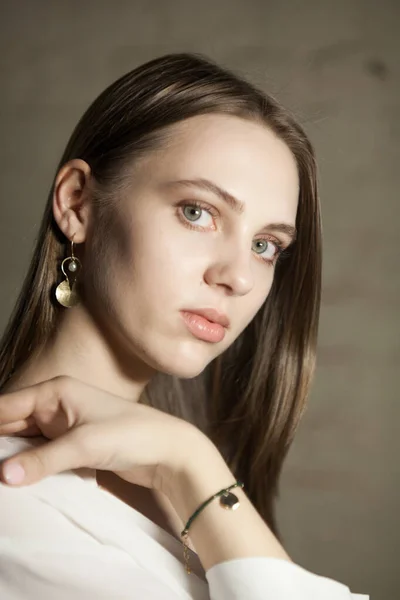 Portret Van Mooie Mooie Jonge Vrouw Met Sieraden Een Lichtbron — Stockfoto