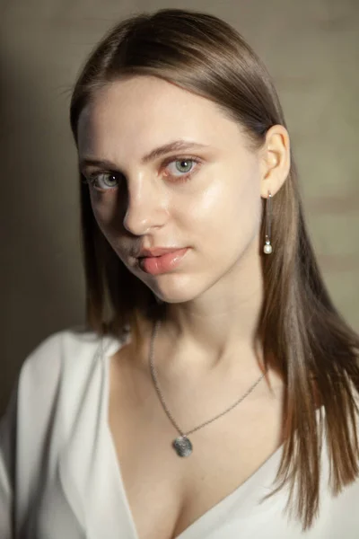 Portrét Krásné Krásné Mladé Ženy Šperky Jeden Světelný Zdroj — Stock fotografie