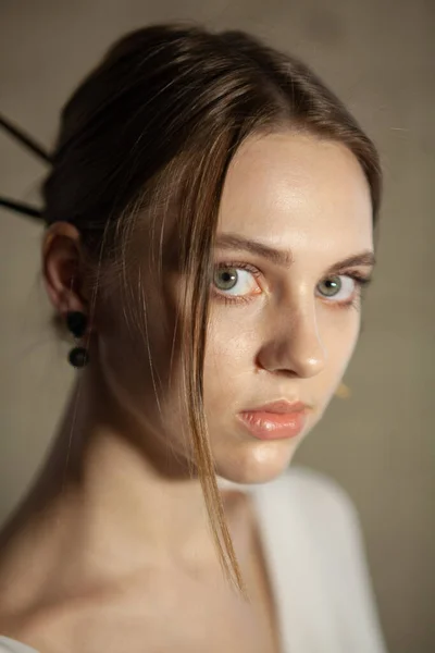 Portret Van Mooie Mooie Jonge Vrouw Met Sieraden Een Lichtbron — Stockfoto