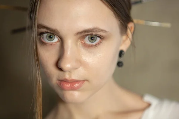 Portret Van Mooie Mooie Jonge Vrouw Met Sieraden Een Lichtbron — Stockfoto