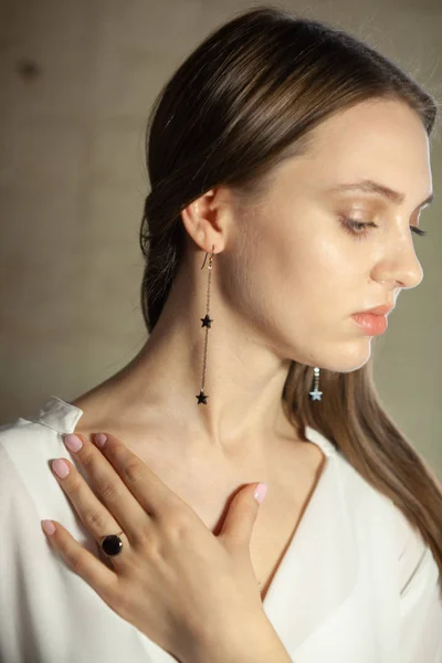 Retrato Hermosa Mujer Joven Bella Con Joyas Una Fuente Luz —  Fotos de Stock