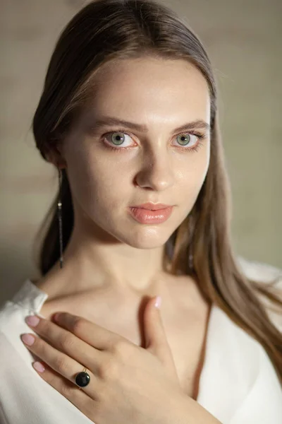 Portret Pięknej Pięknej Młodej Kobiety Biżuterią Jedno Źródło Światła — Zdjęcie stockowe