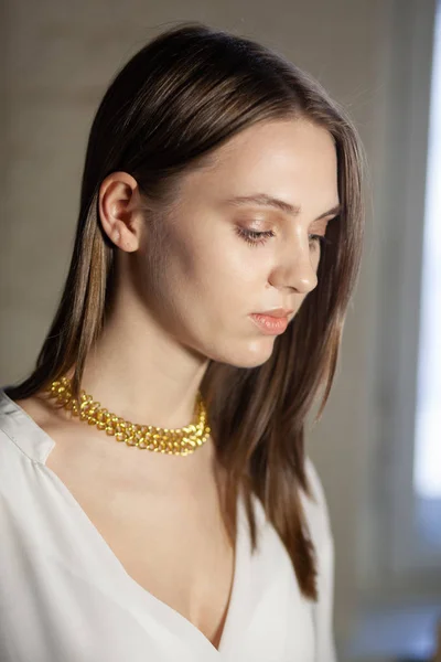 Retrato Hermosa Mujer Joven Bella Con Joyas Una Fuente Luz —  Fotos de Stock