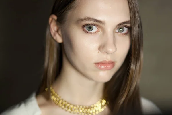 Retrato Hermosa Mujer Joven Bella Con Joyas Una Fuente Luz —  Fotos de Stock