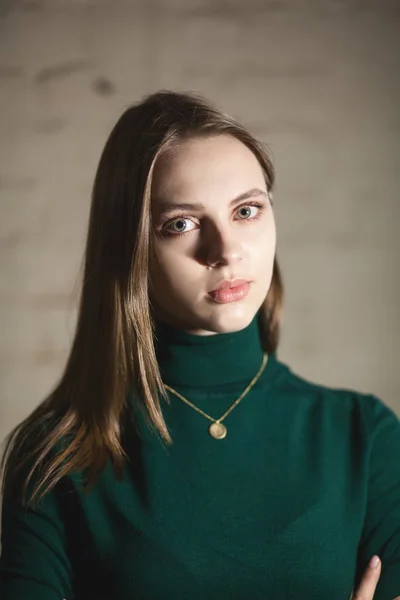 Portrait Beautiful Fair Young Woman Jewelry One Light Source — Stock Photo, Image