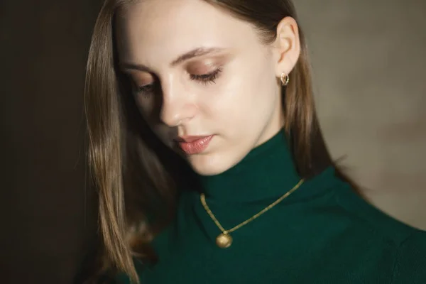 Portrait Beautiful Fair Young Woman Jewelry One Light Source — 스톡 사진