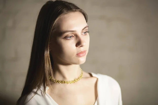 Retrato Hermosa Mujer Joven Bella Con Joyas Una Fuente Luz —  Fotos de Stock