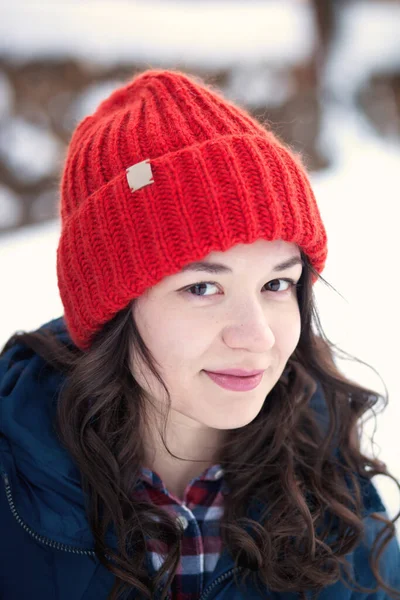 Kış Ormanlarındaki Alpaka Yününden Sıcak Bir Şapka Takmış Güzel Genç — Stok fotoğraf