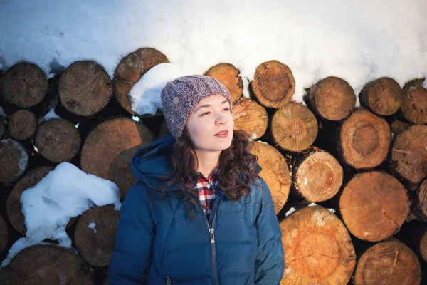 Kış Ormanlarındaki Alpaka Yününden Sıcak Bir Şapka Takmış Güzel Genç — Stok fotoğraf