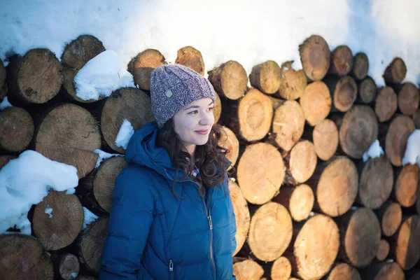 Muchacha Hermosa Gorro Caliente Lana Alpaca Bosque Invernal —  Fotos de Stock