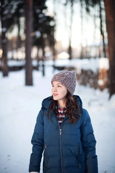 Красивая Молодая Девушка Теплой Шапке Ваты Зимнем Лесу — стоковое фото