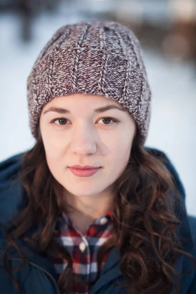 Bela Menina Gorro Quente Alpaca Floresta Inverno — Fotografia de Stock