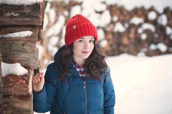 Красивая Молодая Девушка Теплой Шапке Ваты Зимнем Лесу — стоковое фото