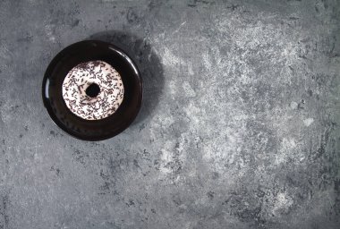 Gri beton arka planda hamur kırıntılarıyla pişirilmiş lezzetli çörekler. Yiyecek dokusu