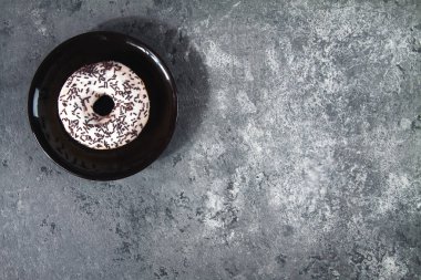 Gri beton arka planda hamur kırıntılarıyla pişirilmiş lezzetli çörekler. Yiyecek dokusu