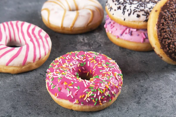 Assado Doces Deliciosos Donuts Com Migalha Pastelaria Fundo Concreto Cinza — Fotografia de Stock