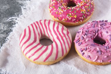 Gri beton arka planda hamur kırıntılarıyla pişirilmiş lezzetli çörekler. Yiyecek dokusu