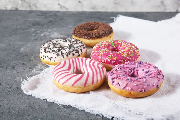 Assado Doces Deliciosos Donuts Com Migalha Pastelaria Fundo Concreto Cinza — Fotografia de Stock