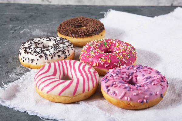 Assado Doces Deliciosos Donuts Com Migalha Pastelaria Fundo Concreto Cinza — Fotografia de Stock