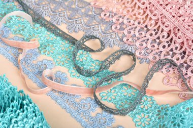 Hassas dantel kurdeleler. Renk arkaplanındaki güzel kılavuz kumaş