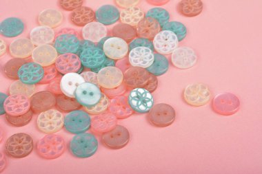 Pembe arka plan dikmek için şeker yığını