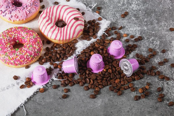 Cápsulas Plástico Rosa Espresso Com Papel Alumínio Grãos Café Donuts — Fotografia de Stock