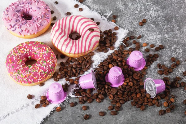 Cápsulas Plástico Rosa Espresso Com Papel Alumínio Grãos Café Donuts — Fotografia de Stock