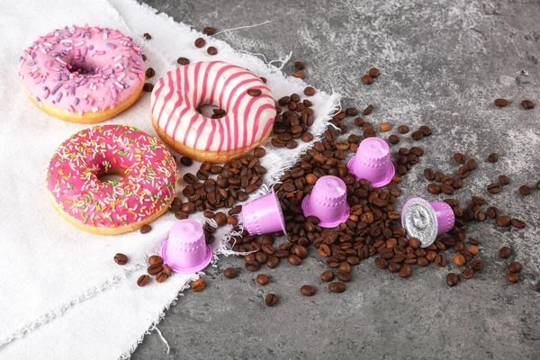 Cápsulas Plástico Rosa Espresso Com Papel Alumínio Grãos Café Donuts — Fotografia de Stock