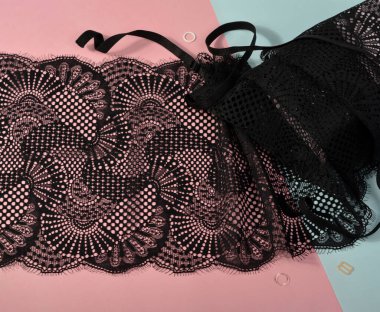 İç çamaşırı ve sütyen için narin renk bağcıkları pembe ve mavi arka planda plastik takılı. Elastik malzeme. Atıcı ve kumaş deposu için kullanılıyor.