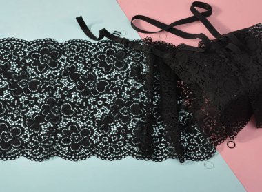 İç çamaşırı ve sütyen için narin renk bağcıkları pembe ve mavi arka planda plastik takılı. Elastik malzeme. Atıcı ve kumaş deposu için kullanılıyor.