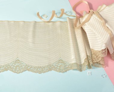 İç çamaşırı ve sütyen için narin renk bağcıkları pembe ve mavi arka planda plastik takılı. Elastik malzeme. Atıcı ve kumaş deposu için kullanılıyor.