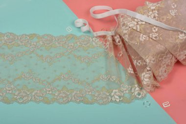 İç çamaşırı ve sütyen için narin renk bağcıkları pembe ve mavi arka planda plastik takılı. Elastik malzeme. Atıcı ve kumaş deposu için kullanılıyor.