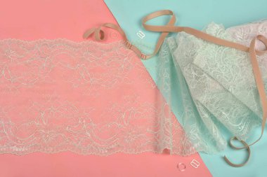İç çamaşırı ve sütyen için narin renk bağcıkları pembe ve mavi arka planda plastik takılı. Elastik malzeme. Atıcı ve kumaş deposu için kullanılıyor.