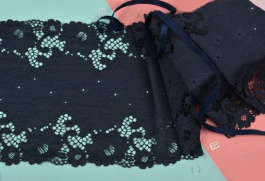 İç çamaşırı ve sütyen için narin renk bağcıkları pembe ve mavi arka planda plastik takılı. Elastik malzeme. Atıcı ve kumaş deposu için kullanılıyor.