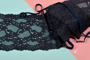 İç çamaşırı ve sütyen için narin renk bağcıkları pembe ve mavi arka planda plastik takılı. Elastik malzeme. Atıcı ve kumaş deposu için kullanılıyor.