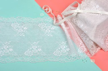 İç çamaşırı ve sütyen için narin renk bağcıkları pembe ve mavi arka planda plastik takılı. Elastik malzeme. Atıcı ve kumaş deposu için kullanılıyor.