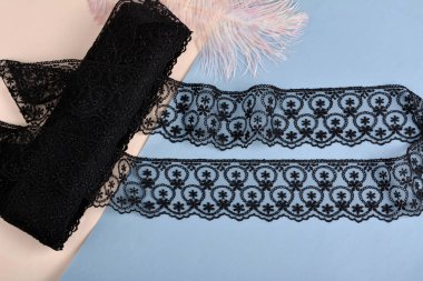 İç çamaşırı ve renk arka planında tüy olan sutyenler için narin bağcıklar. Elastik malzeme. Atıcı ve kumaş deposu için kullanılıyor.