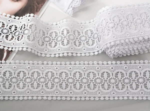 Bandes Guipure Douce Blanche Tissu Dentelle Beauté Sur Fond Clair — Photo