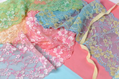 İç çamaşırı, külot ve sutyen için bol renkli parlak dantelli soyut bir arka plan. Hassas, sofistike, büyüleyici, elastik malzeme. Atıcı ve kumaş deposu için kullanılıyor.