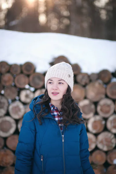 Muchacha Hermosa Gorro Caliente Lana Alpaca Bosque Invernal Tejido Punto —  Fotos de Stock