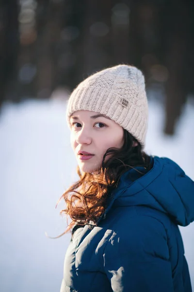 Kış Ormanındaki Alpaka Yününden Sıcak Bir Şapka Takmış Güzel Genç — Stok fotoğraf