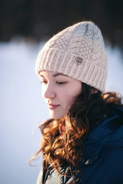 Piękna Młoda Dziewczyna Ciepłej Czapce Wełny Alpaki Zimowym Lesie Dziewiarstwo — Zdjęcie stockowe