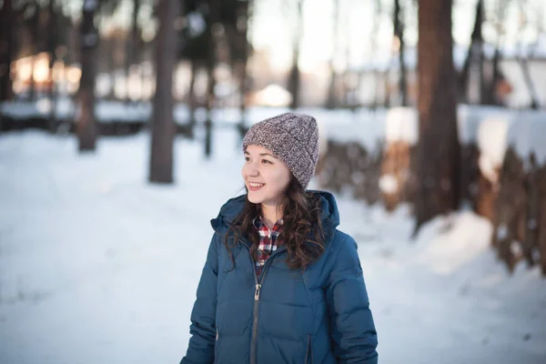 Kış Ormanındaki Alpaka Yününden Sıcak Bir Şapka Takmış Güzel Genç — Stok fotoğraf