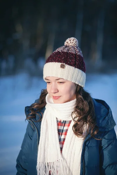 La muchacha hermosa en el gorro caliente de la lana alpaca en el bosque invernal —  Fotos de Stock