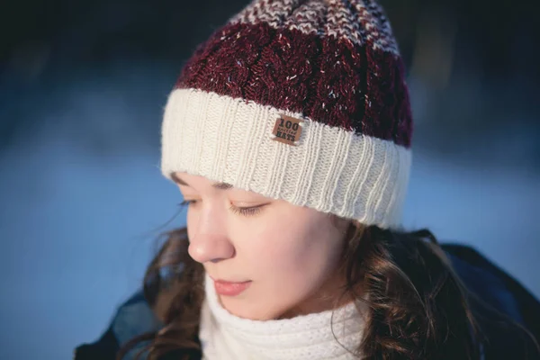 Kış ormanlarındaki alpaka yününden sıcak bir şapka takmış güzel genç kız. — Stok fotoğraf
