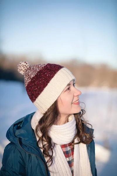 La muchacha hermosa en el gorro caliente de la lana alpaca en el bosque invernal —  Fotos de Stock