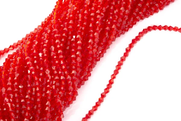 Belle Verre Rouge Sparkle Crystal Isoalted Perles Sur Fond Blanc — Photo