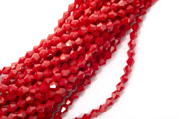 Belle Verre Rouge Sparkle Crystal Isoalted Perles Sur Fond Blanc — Photo