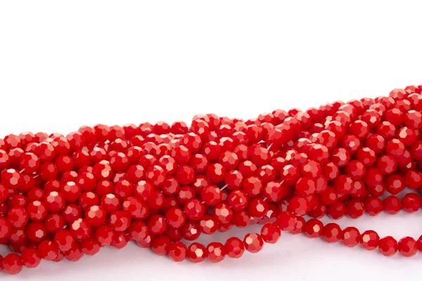 Belle Verre Rouge Sparkle Crystal Isoalted Perles Sur Fond Blanc — Photo