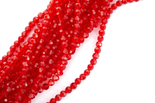 Belle Verre Rouge Sparkle Crystal Isoalted Perles Sur Fond Blanc — Photo